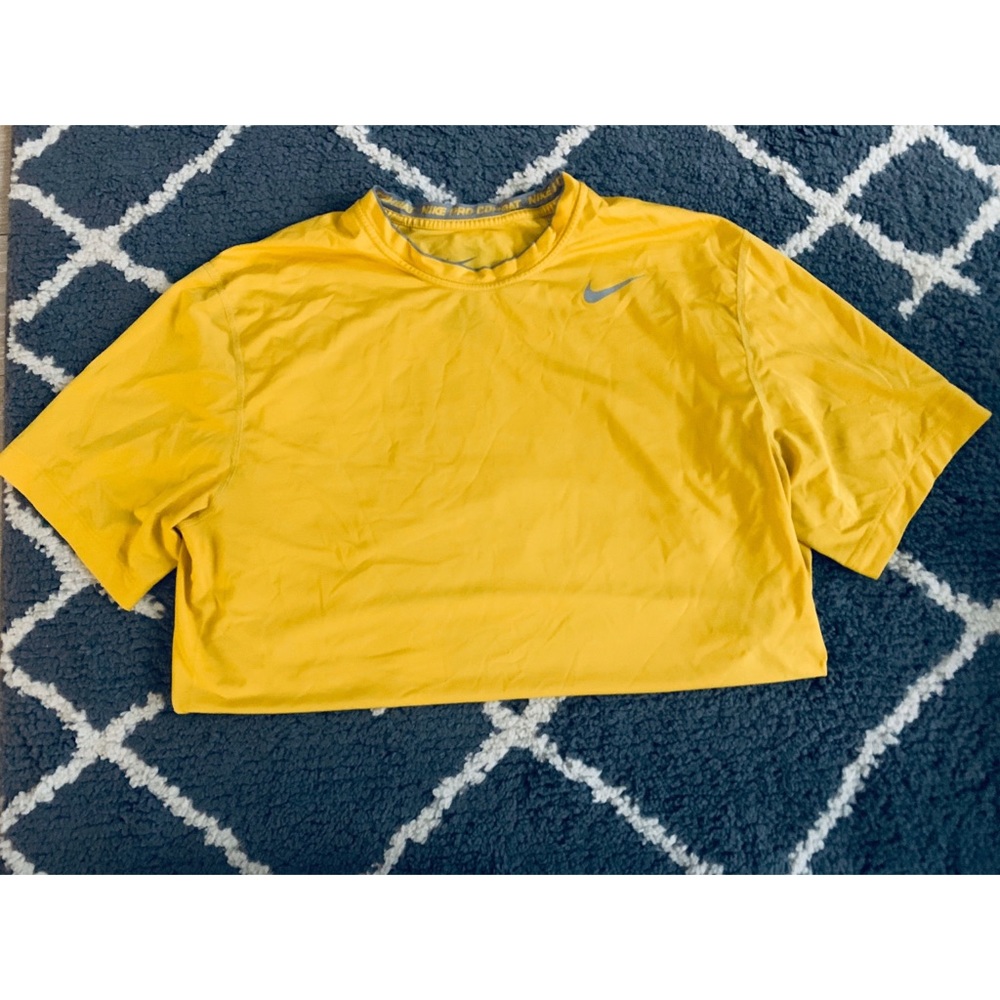 🔸Nike Dri-Fit Fitted T-shirt Size L